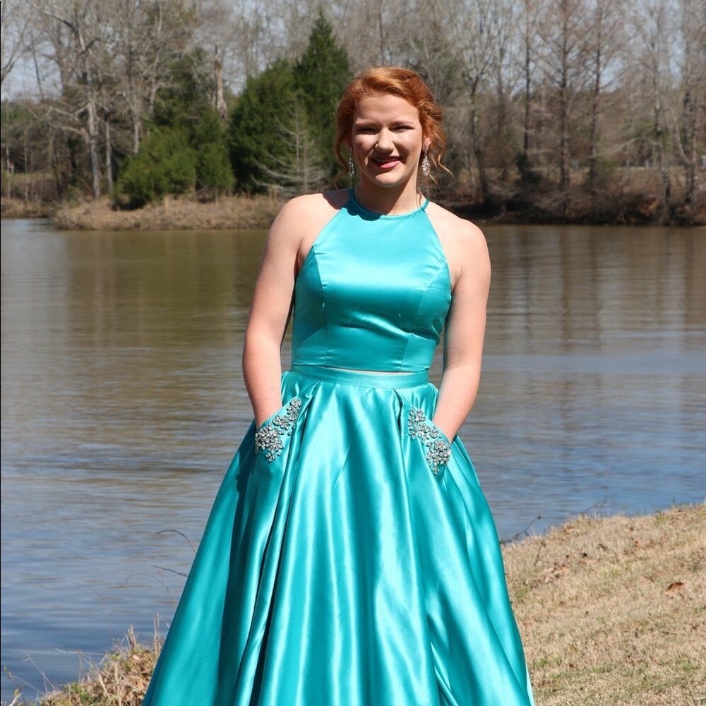 SHERRI HILL size 2 but let out to fit close to a 4 - Picture 2 of 2